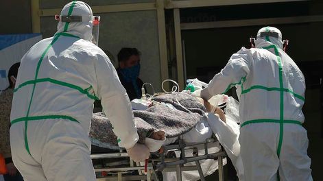 Trasladan a pacientes graves portadores de Covid 19 positivo en el  Hospital Central. Foto: Orlando Pelichotti/ Los Andes