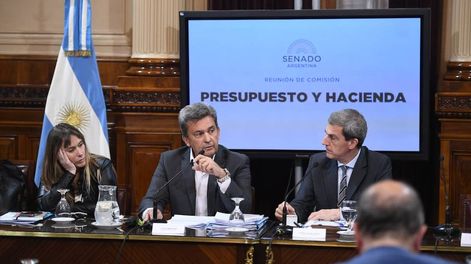 Los Andes | Los senadores Juliana Di Tullio, Víctor Zimmermann y Ricardo Guerra en la Comisión de Presupuesto y Hacienda (Foto: Comunicación Senado)