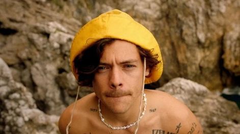Harry Styles causa furor con su nuevo videoclip de “Golden”