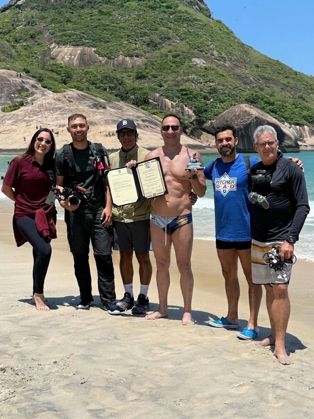 Tras completar el desafío de 44K en Río de Janeiro, el mendocino Oriozabala posó junto a su equipo de colaboradores. 