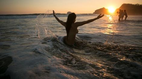 México celebra Zipolite, su popular festival nudista