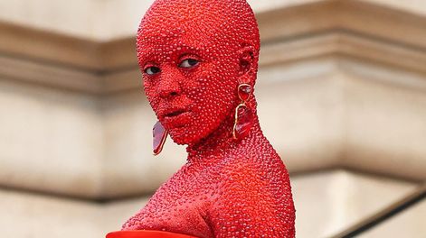 Quién es la artista que se incrustó más de 30  mil cristales para su increíble look de París