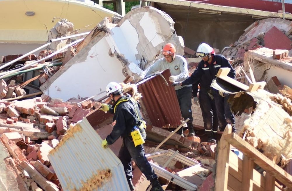 La remoción de los escombros está siendo de forma manual. Foto: Municipalidad de Villa Gesell.
