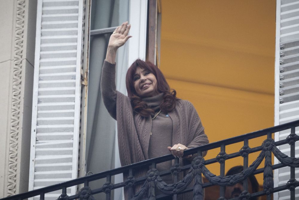 La ex presidenta Cristina Kirchner volvió a salir al balcón pasadas las 17.30 de hoy para saludar a los militantes que permanecían en los alrededores de su departamento del barrio de Constitución, en la antesala de la presentación que la ex mandataria hará el miércoles próximo en los tribunales de Comodoro Py para cumplir con la manda judicial tras el fallo por la causa Vialidad.