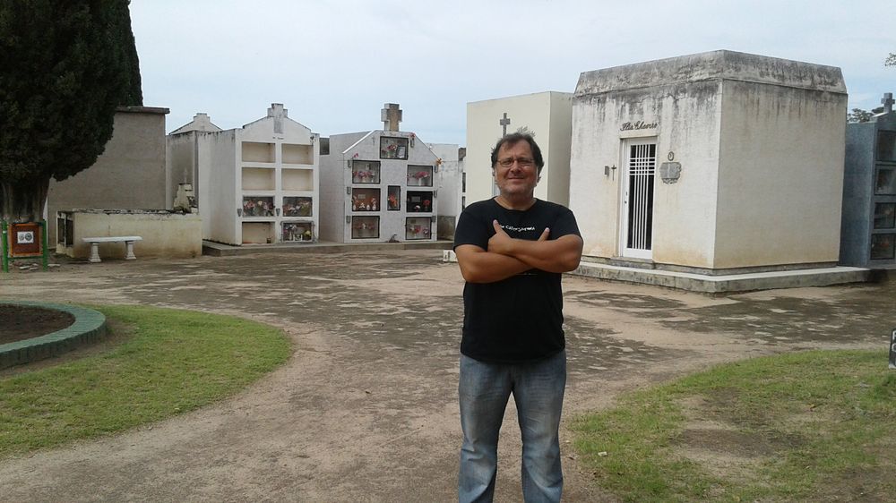 Alejandro Agostinelli en el cementerio de San Pedro, en Villa Dolores, Traslasierra. Esta es la historia de un muerto que pareció revivir. 