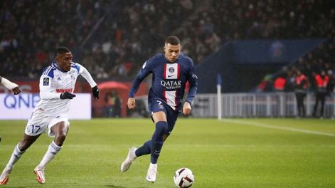 Kylian Mbappé le dio el triunfo al PSG en la última jugada ante el Strasbourg. (@PSG_Inside)
