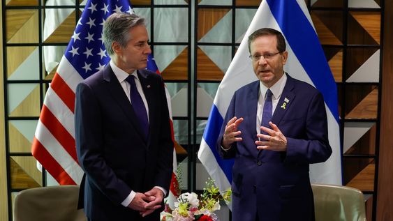 El secretario de Estado de Estados Unidos, Antony Blinken, a la izquierda, y el presidente de Israel, Isaac Herzog, a la derecha, hablan durante su cumbre en Tel Aviv, Israel, el miércoles 1 de mayo de 2024. (Evelyn Hockstein/Pool Foto via AP)