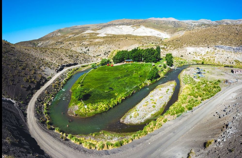 Malargüe, un viaje por la ruta 40 entre huellas de dinosaurios, árboles petrificados y afloramientos de petróleo.Poti Malal, un parador turístico