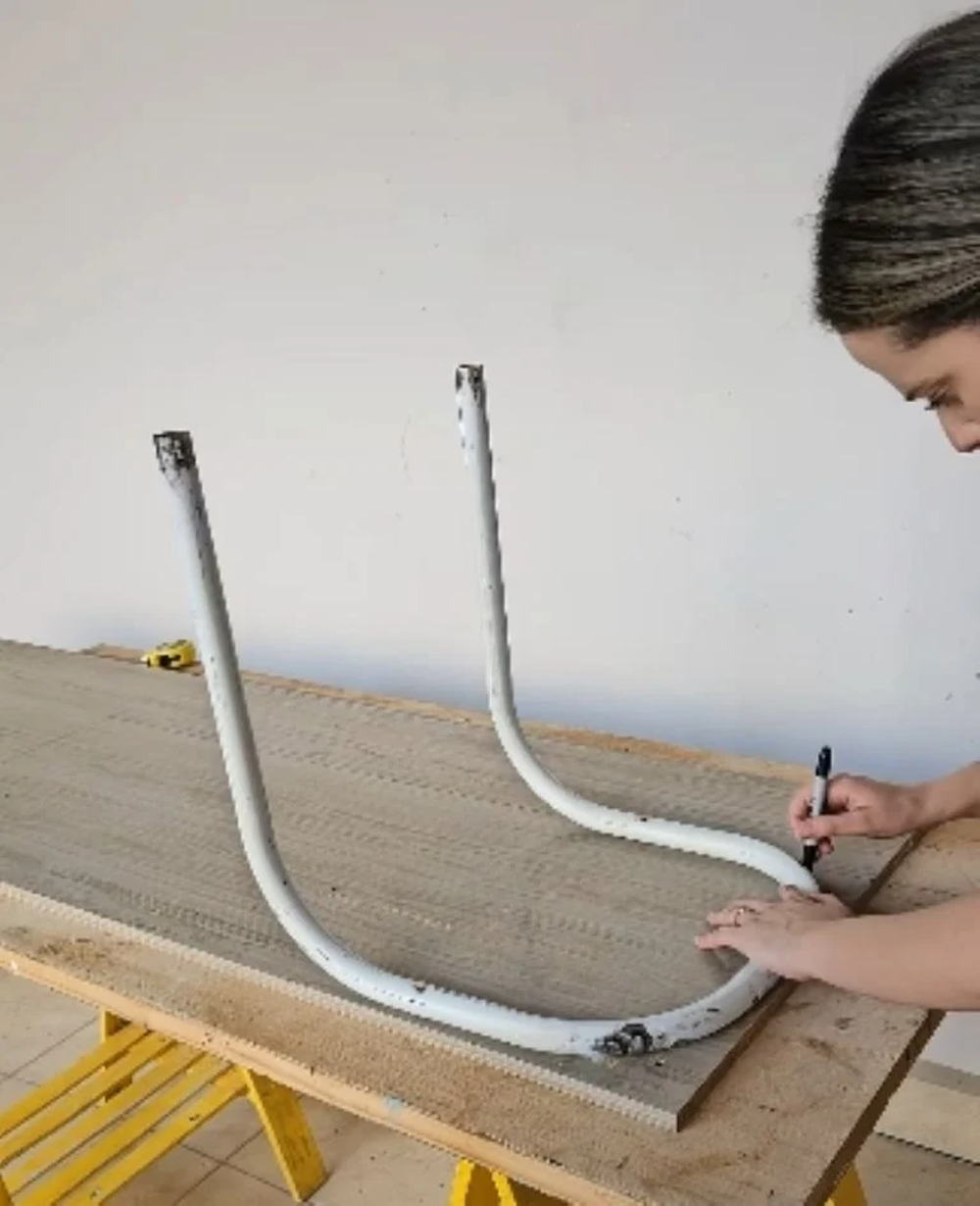 Las sillas de metal viejas pueden tener una nueva vida con esta idea de reciclaje. Las sillas de metal viejas pueden tener una nueva vida con esta idea de reciclaje.