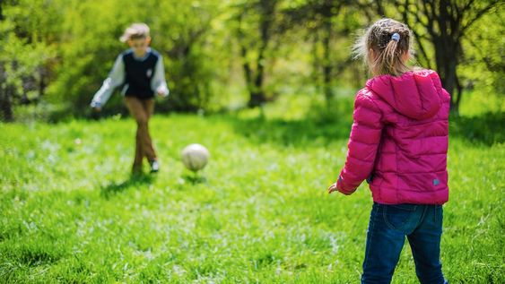 Aprendizajes. Nombres, colores y juegos son parte de los condicionantes para la crianza. Culturalmente se los agrupa como parte de lo “femenino” o lo “masculino”.