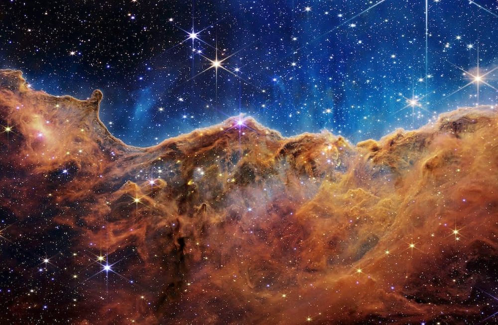 Nebulosa de Etha Carinae: La nebulosa de la Quilla, también llamada nebulosa de Carina, nebulosa de Eta Carinae o NGC 3372, es una gran nebulosa de emisión que rodea varios cúmulos abiertos de estrellas. Entre estas estrellas se encuentran Eta Carinae una de las estrellas más masivas y más luminosas en la Vía Láctea