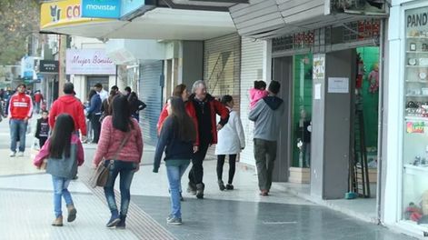 Atención del comercio en San Rafael durante el feriado.