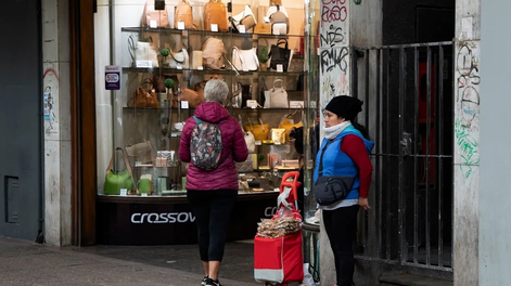 Cómo afrontaron el frío extremo muchos de los que trabajan vendiendo en las calles del centro de Mendoza.&nbsp;