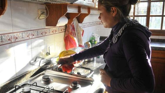 Desde el Ministerio de Trabajo buscan hablar directamente con las empleadas domésticas para explicarles los beneficios de la registración -no se pierde AUH en ningún caso-. (La Voz / Archivo)