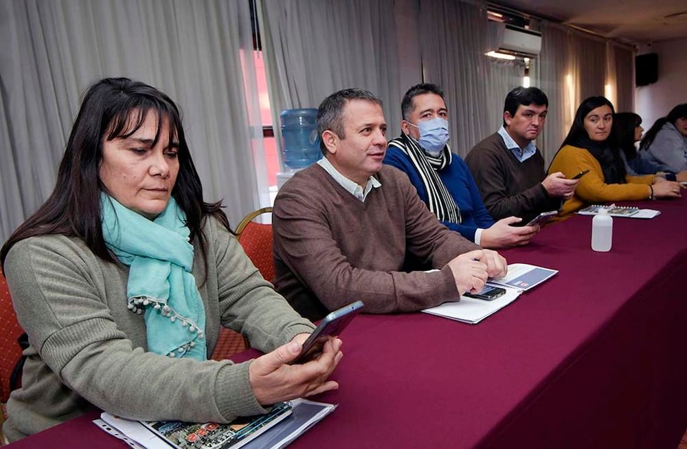 El SUTE organiza jornada de protestas y reclamos.Las conversaciones por las paritarias  iniciaron esta jornada con el SUTE y terminó con un cuarto intermedio hasta el próximo jueves. Luego lo hará con ATE y Ampros. Expectativa de los sindicatos, que aguardan subas que compensen al menos la alta inflación que azota al país y la provinciaFoto: Orlando Pelichotti / Los Andes