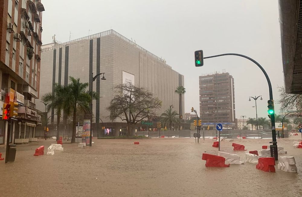 Las fuertes trombas de agua y granizo que se registran este miércoles en Málaga han causado inundaciones y la acumulación de grandes balsas en algunas de las principales avenidas de todos los distritos de la ciudad. EFE/Montserrat Martínez
