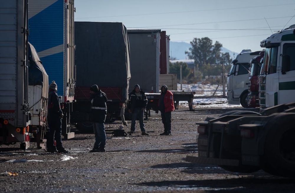 Camiones en la zona de la refinería, Lujan de Cuyo. El Sistema Integrado Cristo Redentor se encuentra cerrado debido a las malas condiciones climáticas. Archivo.