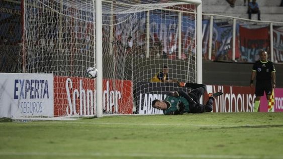 Joaquín Mattalía, el arquero cordobés de Chaco For Ever, que tuvo su noche de gloria ante Arsenal de Sarandí por Copa Argentina. Fue la figura. (Prensa Copa Argentina).