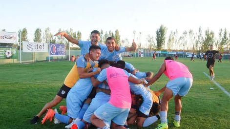 Los Andes | Los jugadores de Gutiérrez se abrazan y celebran a más no poder tras el penal convertido por Inostroza, que le dio la sufrida clasificación al Perro a la final. / Gentileza: Emmanuel Gutiérrez.