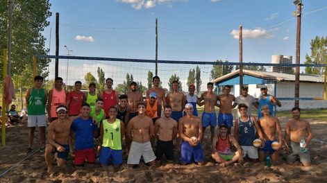 El vóley playa sigue teniendo grandes convocatorias en el verano mendocino. / Gentileza.