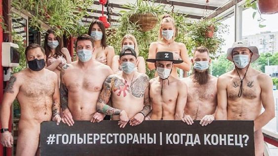 Los comerciantes han subido a las redes sociales imágenes desnudos cubriendo sus partes íntimas con cubiertos con platos, tazas, sartenes, botellas y servilleteros.