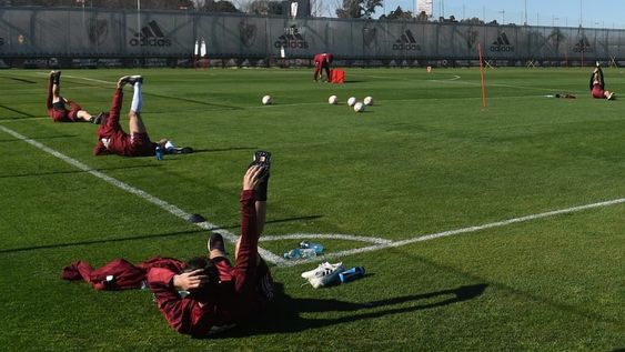 El plantel de River trabaja en el predio que tiene el club en Ezeiza bajo un estricto protocolo sanitario. / Gentileza: Prensa River
