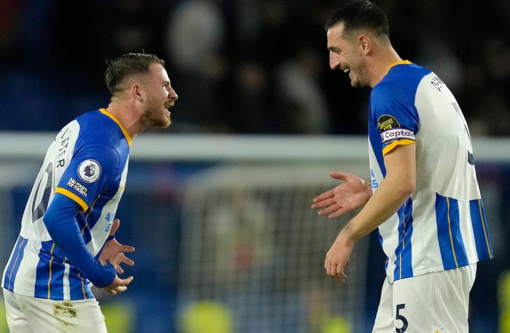 El argentino Alexis Mac Allister, del Brighton, festeja con su compañero Lewis Dunk, tras convertir un penal ante Manchester United el jueves 4 de mayo de 2023.