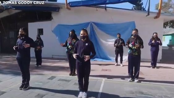 Alumnos de la escuela Guillermo Rawson y Tomás Godoy Cruz interpretaron una emotiva e inclusiva versión del Himno Nacional Argentino.