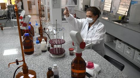 Los Andes | Se inauguró el nuevo laboratorio y el Centro de Interpretación de la Cultura del Agua del Departamento General de Irrigación, ubicado en Ciudad.Sandra trabaja con unas muestras de agua. Foto José Gutiérrez