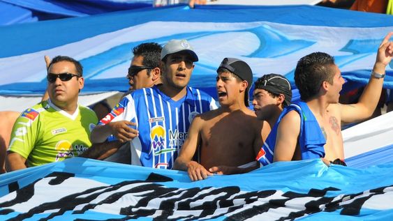 Buenos tiempos: El Rengo Aguilera liderando al hinchada de Godoy Cruz.