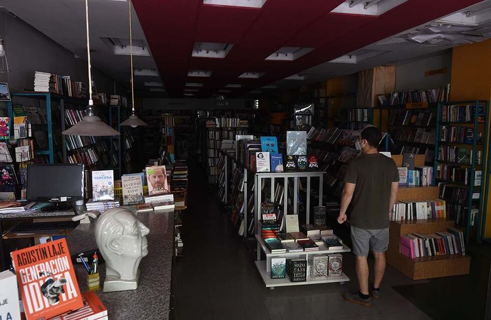 Por varias horas de la tarde, se produjo un corte de energía eléctrica en la provincia de Mendoza, los negocios del centro atendieron a sus clientes a oscuras