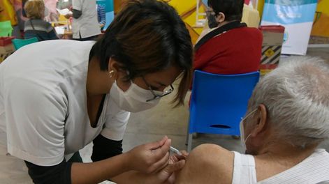 Los Andes | La primera entrega a las 24 provincias consta de 730.130 dosis de vacuna antigripal, aunque en Mendoza no dieron datos sobre cuántas llegaron en esta primera tanda. | Foto: Orlando Pelichotti / Los Andes