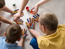 Siete de cada diez argentinos (72%) aseguran conocer a alguien con autismo, y en tres de cada cuatro casos se trata de un familiar. Siete de cada diez argentinos (72%) aseguran conocer a alguien con autismo, y en tres de cada cuatro casos se trata de un familiar.