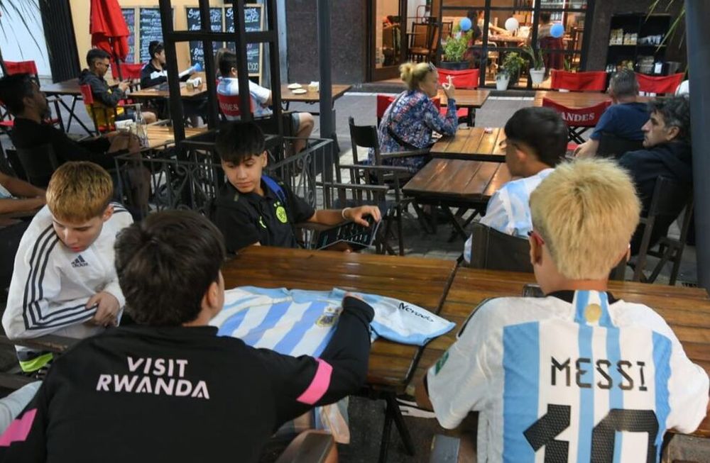 Un grupo de jóvenes eligió un café céntrico para ver el partido de Argentina ante Arabia Saudita. Las camisetas y los globos albicelestes estuvieron presentes. Foto: Ignacio Blanco / Los Andes
