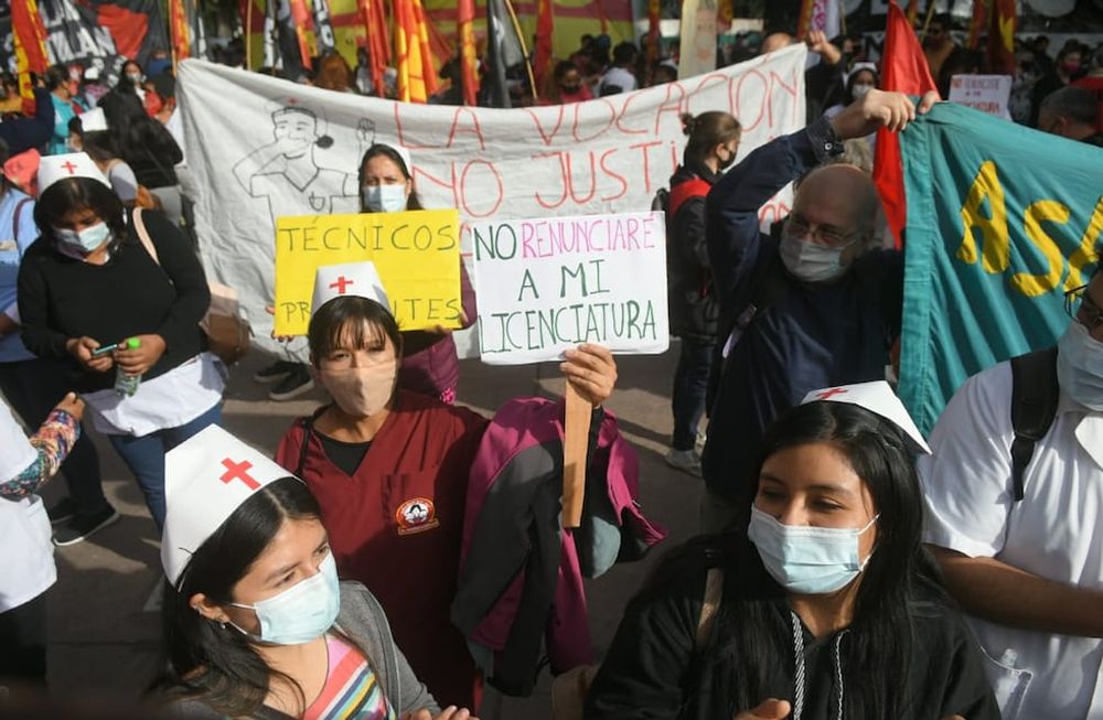 Organizaciones sociales y sindicatos se concentran frente a las vallas de la Legislatura para protestar contra el gobernador Rodolfo Suárez