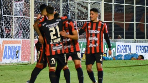Sobre el final del partido, Patronato logró la igualdad ante Vélez, pero junto a Godoy Cruz, continúan en puesto de descenso directo. / Gentileza.