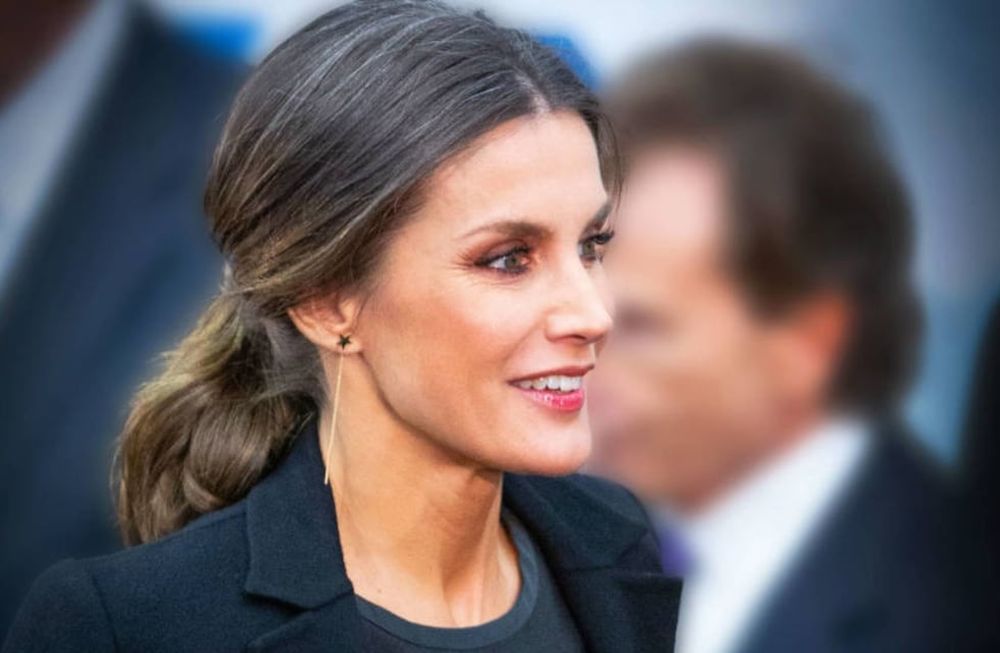 Convirtiéndose en tendencia, la reina Letizia de España dejó de teñirse las canas y estalló el debate