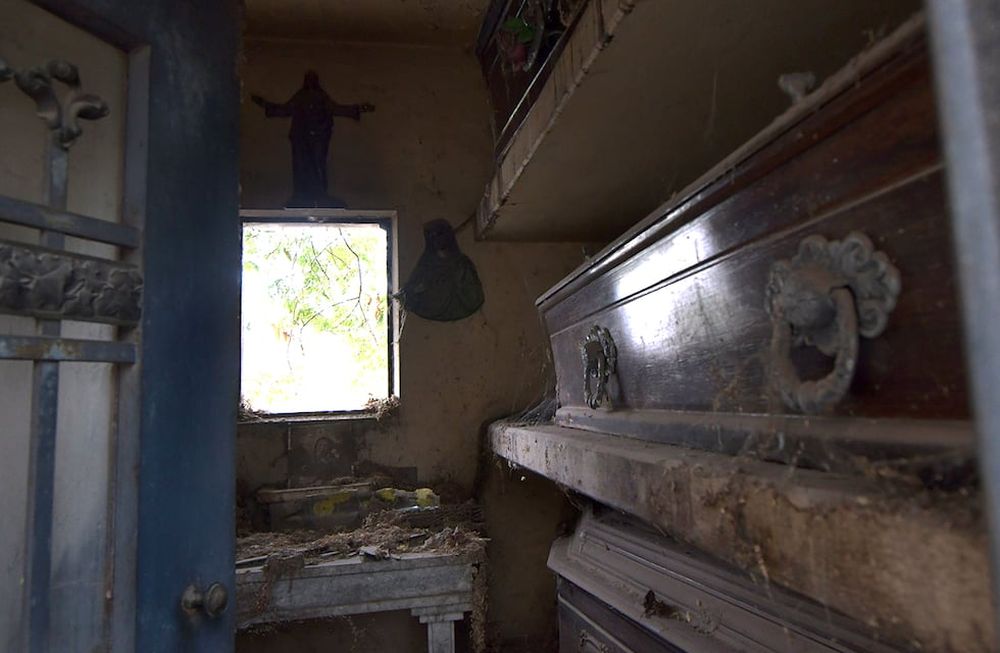 “La Nena” y “El Brasilero”, los dos niños fantasmas del Cementerio de Mendoza que corretean por el lugar. Foto: Orlando Pelichotti / Los Andes.
