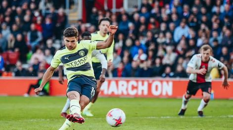 Julián Álvarez entró y convirtió de penal para la goleada de Manchester City ante Southampton por la Premier League. / Gentileza.