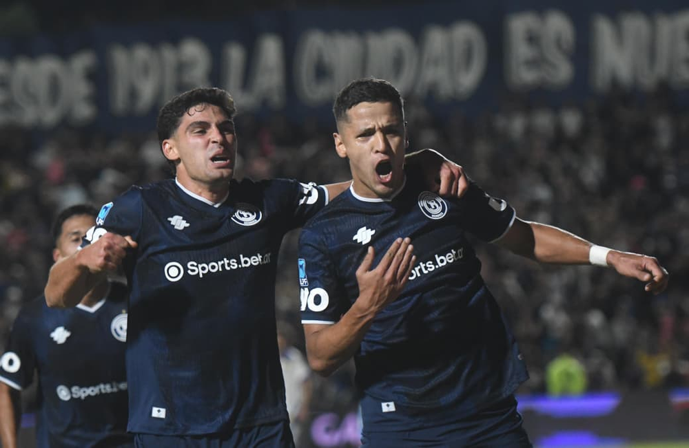 El goleador Alex Arce apareció en el mejor momento de la Lepra frente al Canalla y sumó el segundo gol en el conjunto del Parque.