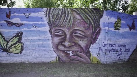 El mural con la última foto de Lucio antes de ser asesinado. Foto: Juan Pablo Chaves/ gentileza TN
