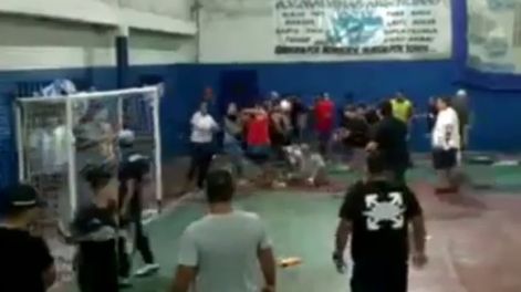 Padres terminaron a las trompadas en un partido de fútbol infantil en Villa Luzuriaga (Captura de video)