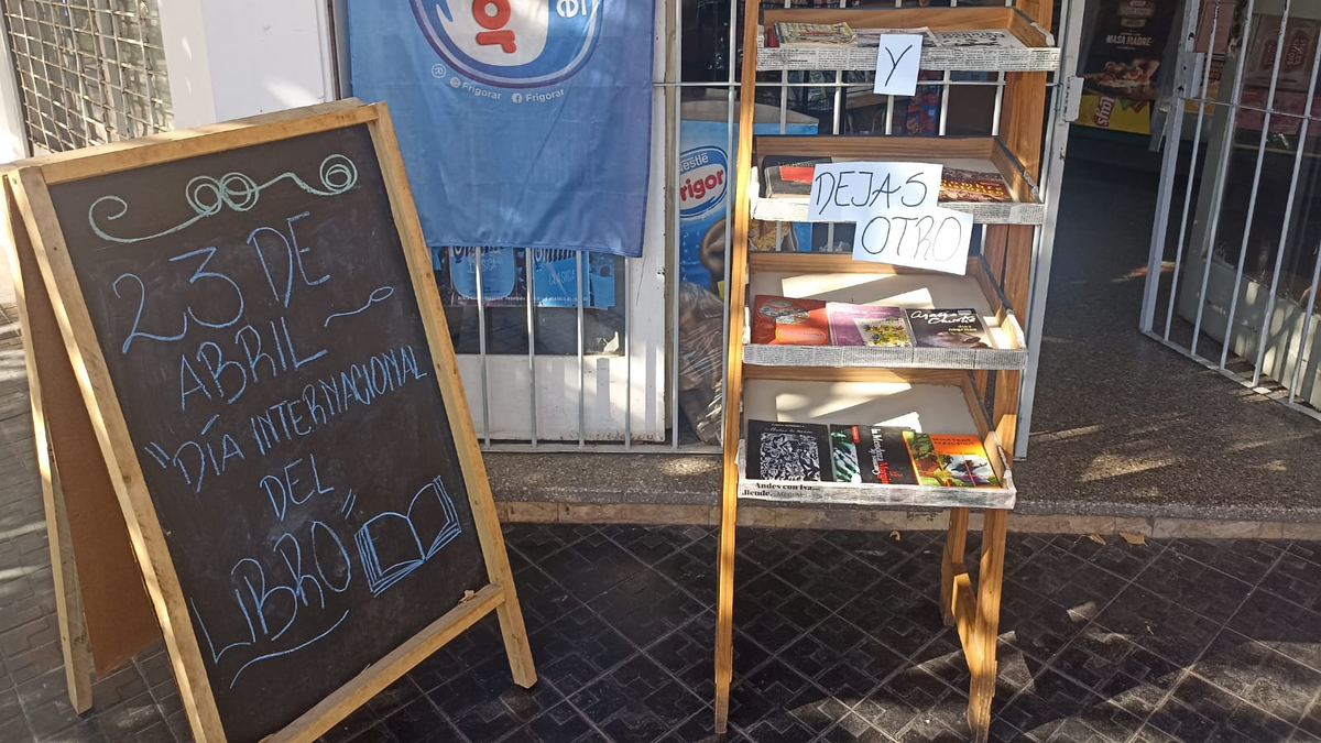 Almacén barrial que ofrece libros