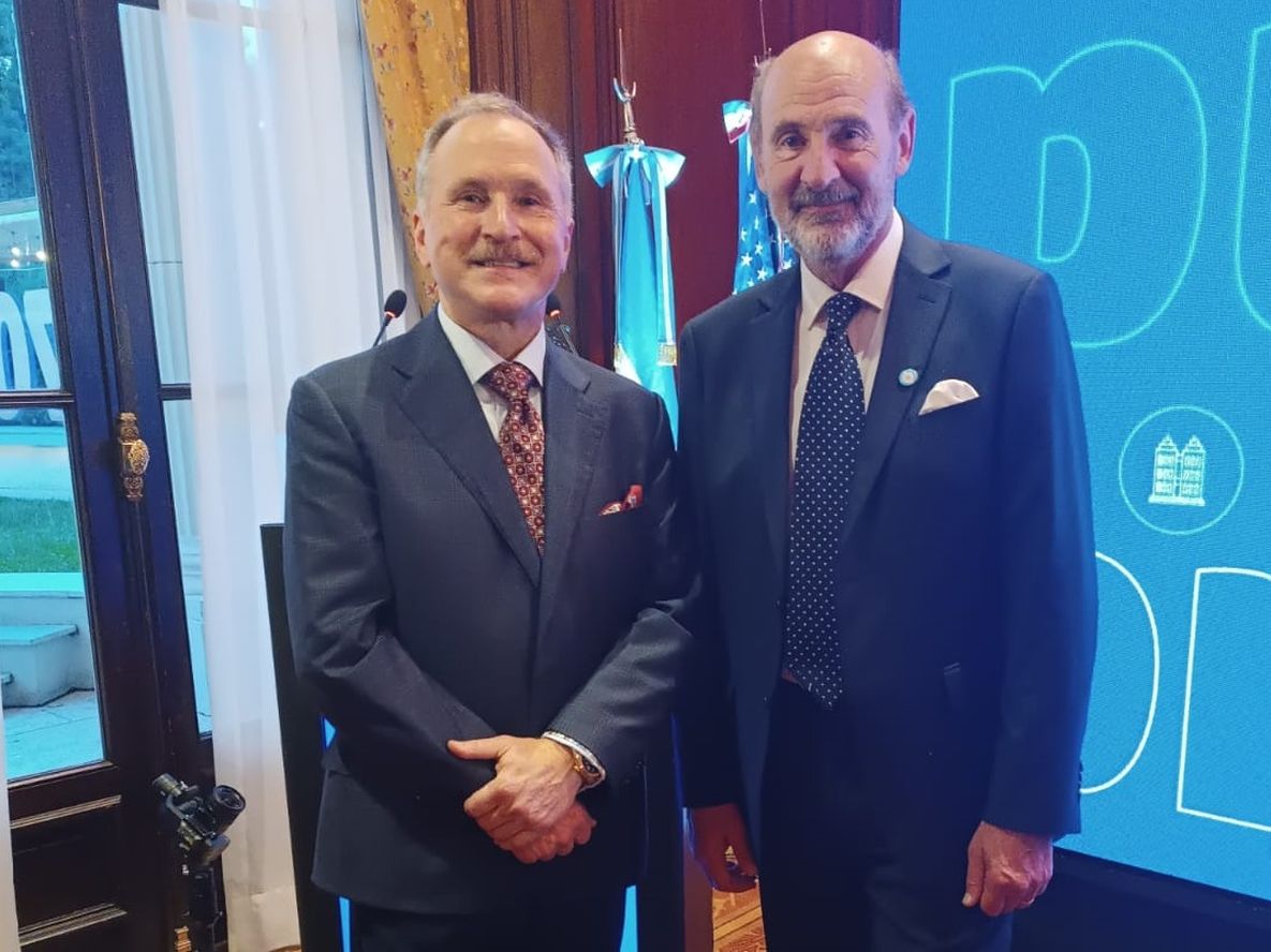 El embajador de Estados Unidos en Argentina, Peter Lamelas, junto al ministro de Producción de Mendoza, Rodolfo Vargas Arizu, durante el cocktail de fin de año de la Cámara de Comercio de los Estados Unidos en el país.