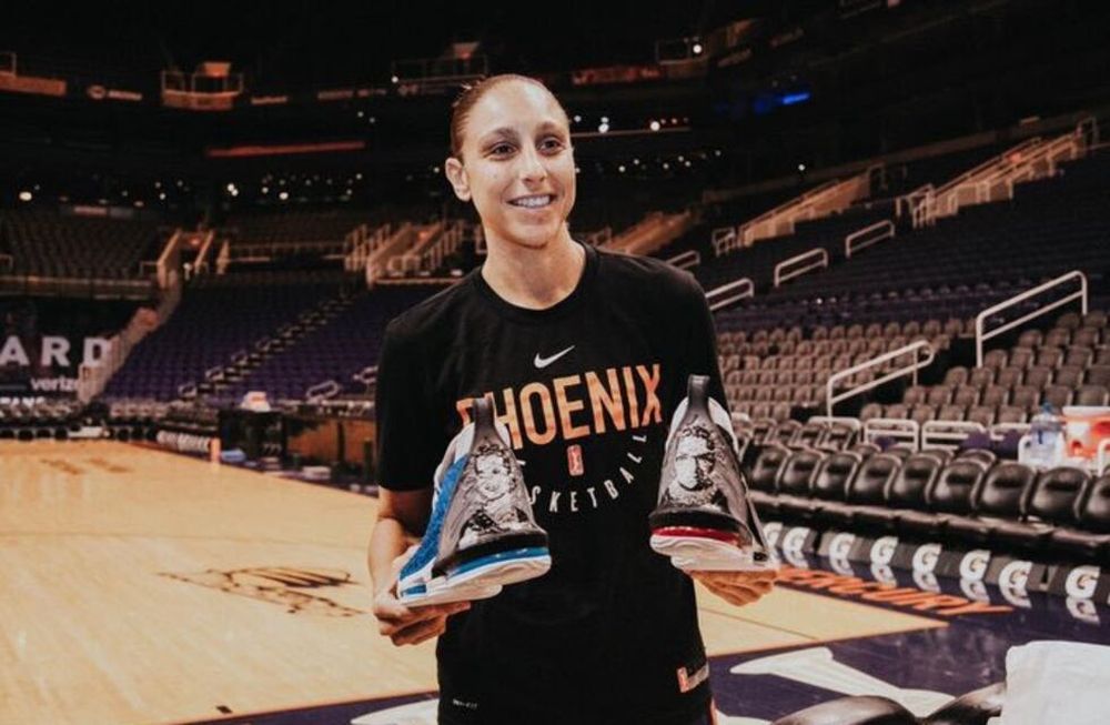 Una figura de la WNBA, de sangre argentina, homenajeó a Eva Perón en sus zapatillas