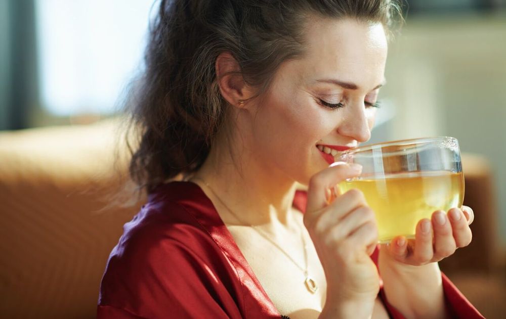 A través de un té, frío o caliente, la ciencia dice que se puede mejorar el descanso nocturno con esta planta.