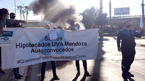 Los Andes | Los deudores de créditos UVA se manifestaron en Mendoza al igual que hicieron otros en varios puntos del país. Foto: Hipotecados UVA Mendoza
