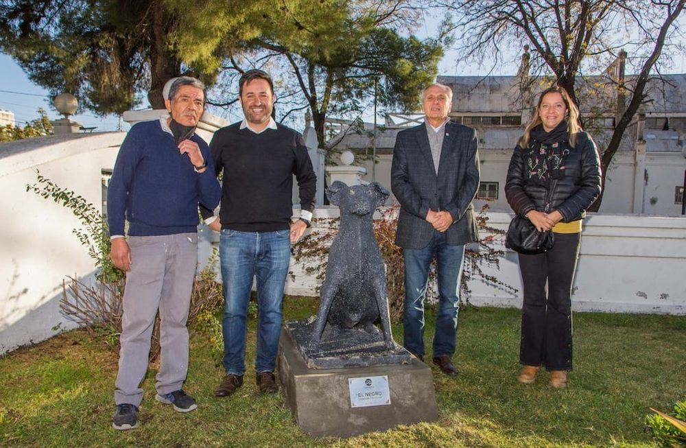 Oscar Sánchez, empleado municipal que ayudaba a cuidarlo; Mauricio Petri, secretario de Gobierno; Raúl Rufeil, intendente,  y Laura Alfonso, su madrina.