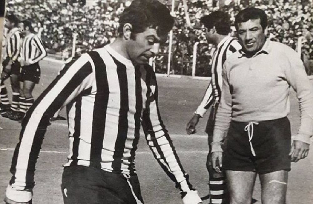 Romance eterno. El Víctor hace “jueguito” mientras el arquero Eduardo César ‘Laucha’ Ferreyra lo observa con gran admiración. / Gentileza Oscar Casares.