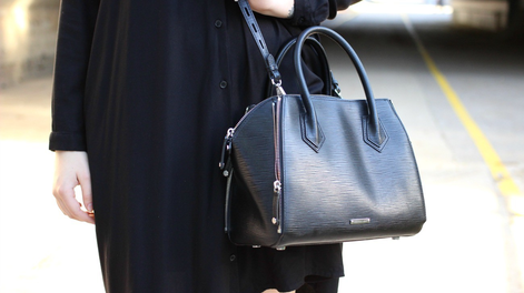 La moda que reemplaza a la cartera tradicional